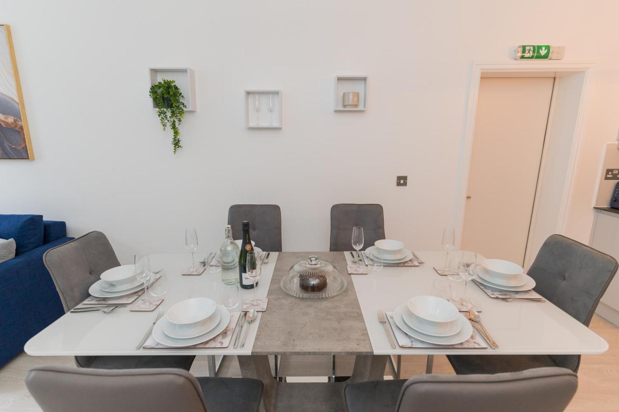 Luxurious 2 Bed Birmingham House Free Parking - Sleeps 6 아파트 외부 사진