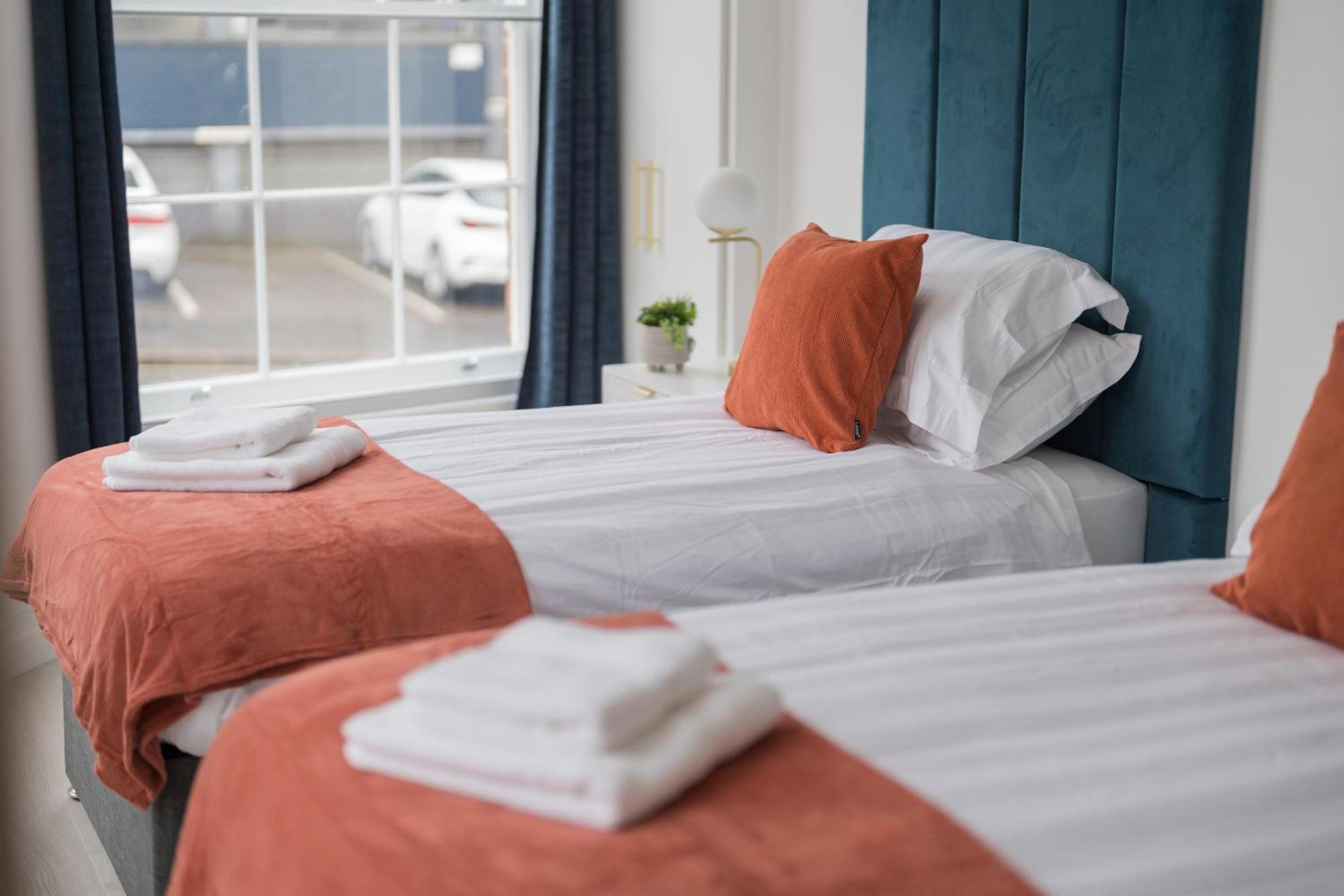 Luxurious 2 Bed Birmingham House Free Parking - Sleeps 6 아파트 외부 사진