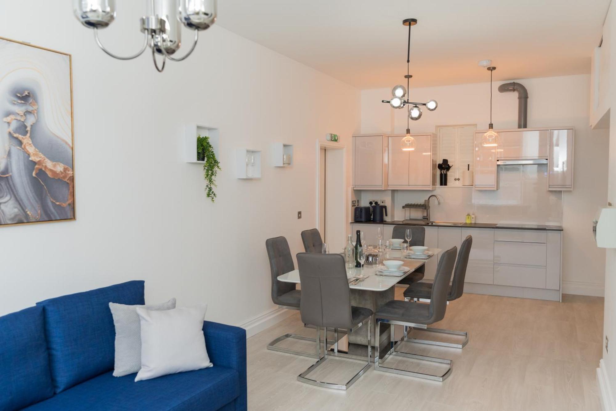 Luxurious 2 Bed Birmingham House Free Parking - Sleeps 6 아파트 외부 사진