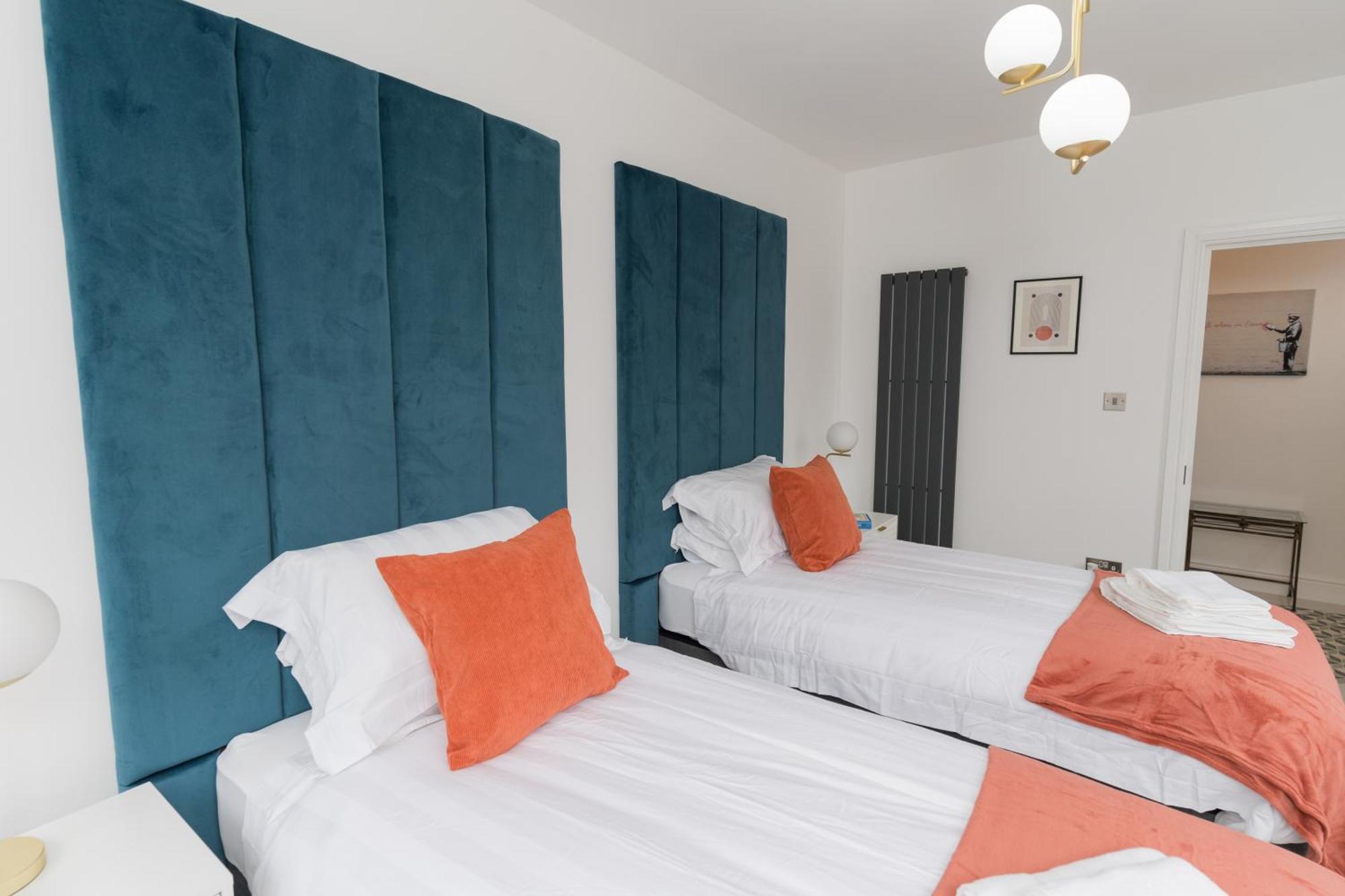 Luxurious 2 Bed Birmingham House Free Parking - Sleeps 6 아파트 외부 사진