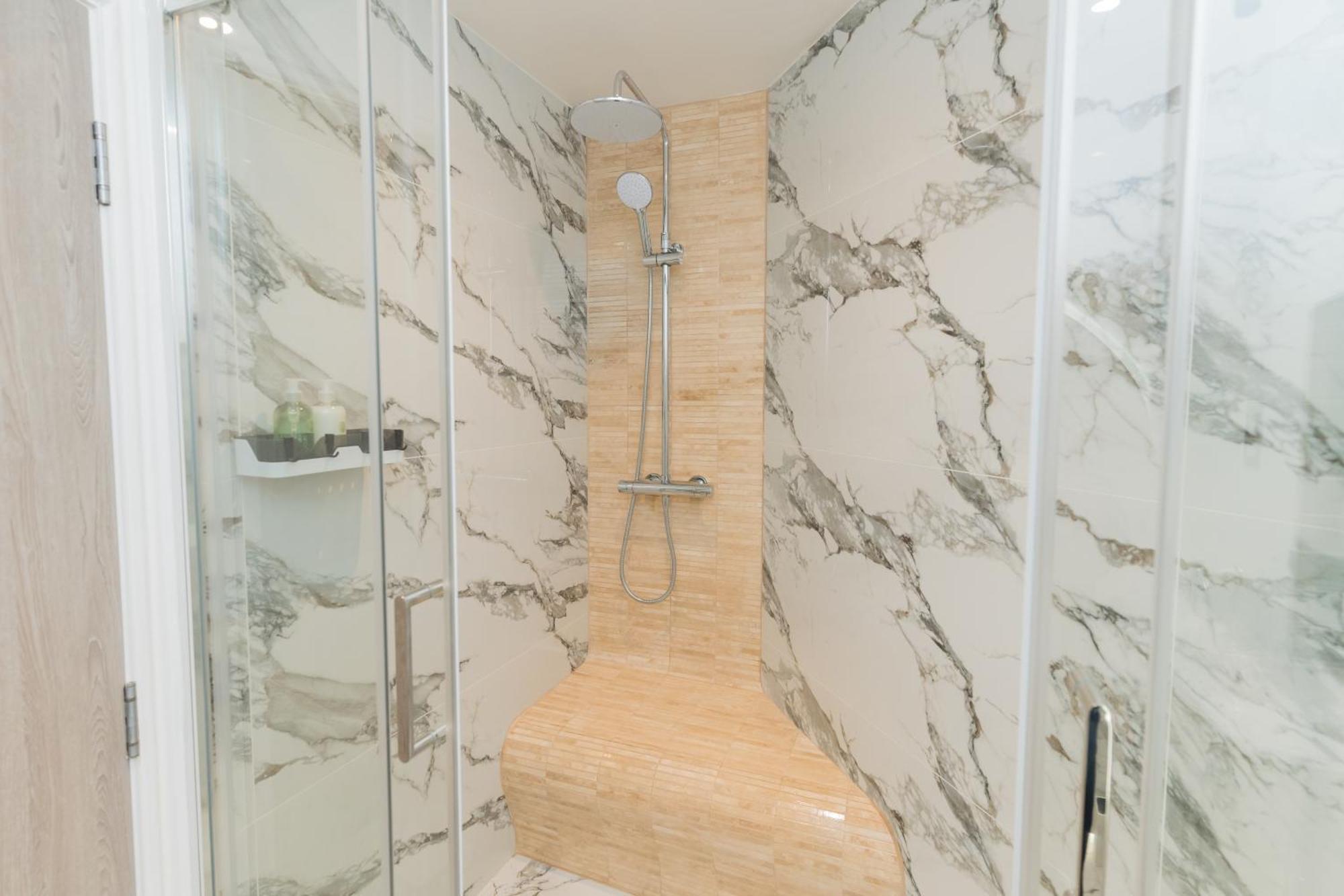 Luxurious 2 Bed Birmingham House Free Parking - Sleeps 6 아파트 외부 사진