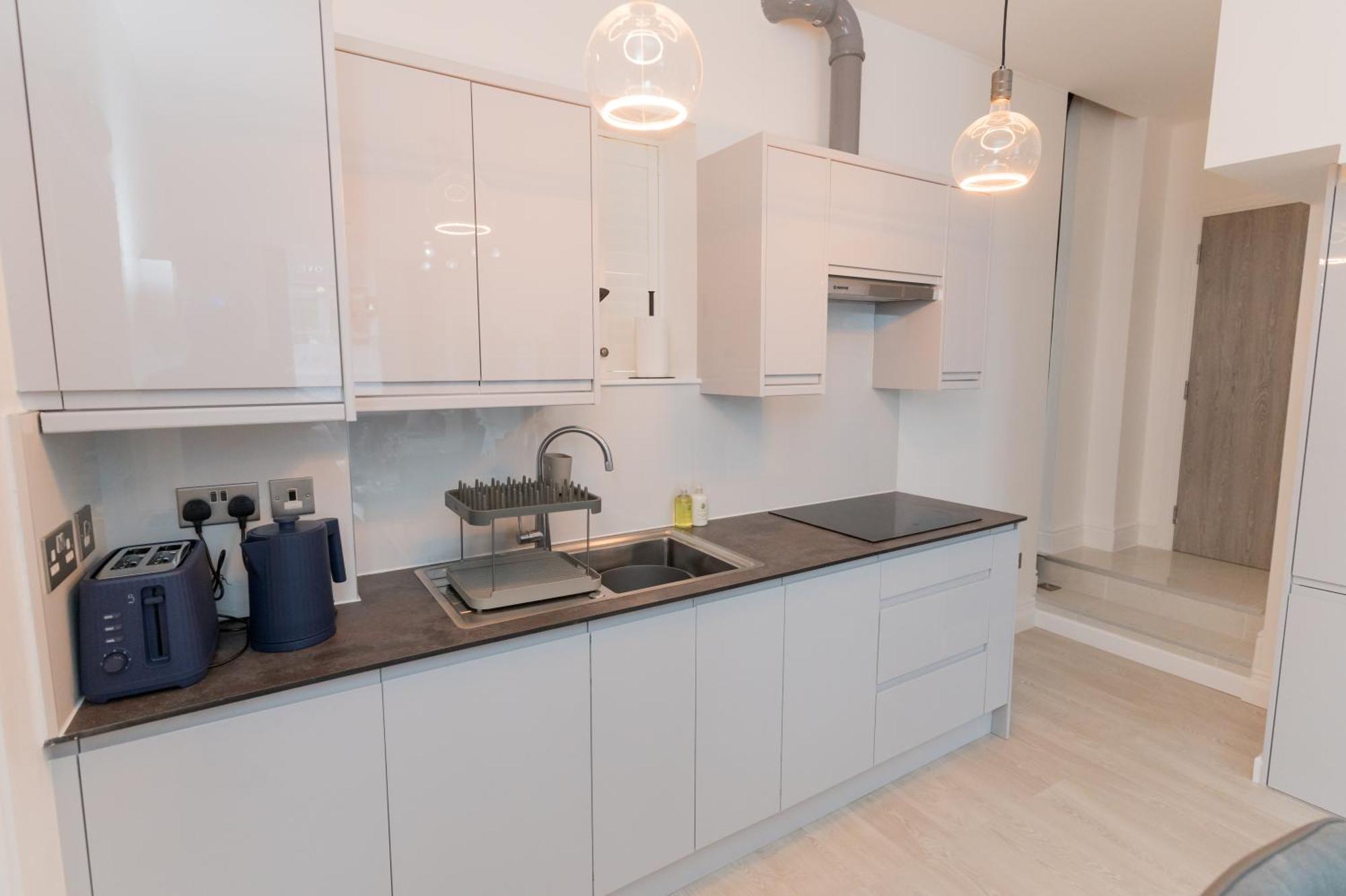 Luxurious 2 Bed Birmingham House Free Parking - Sleeps 6 아파트 외부 사진