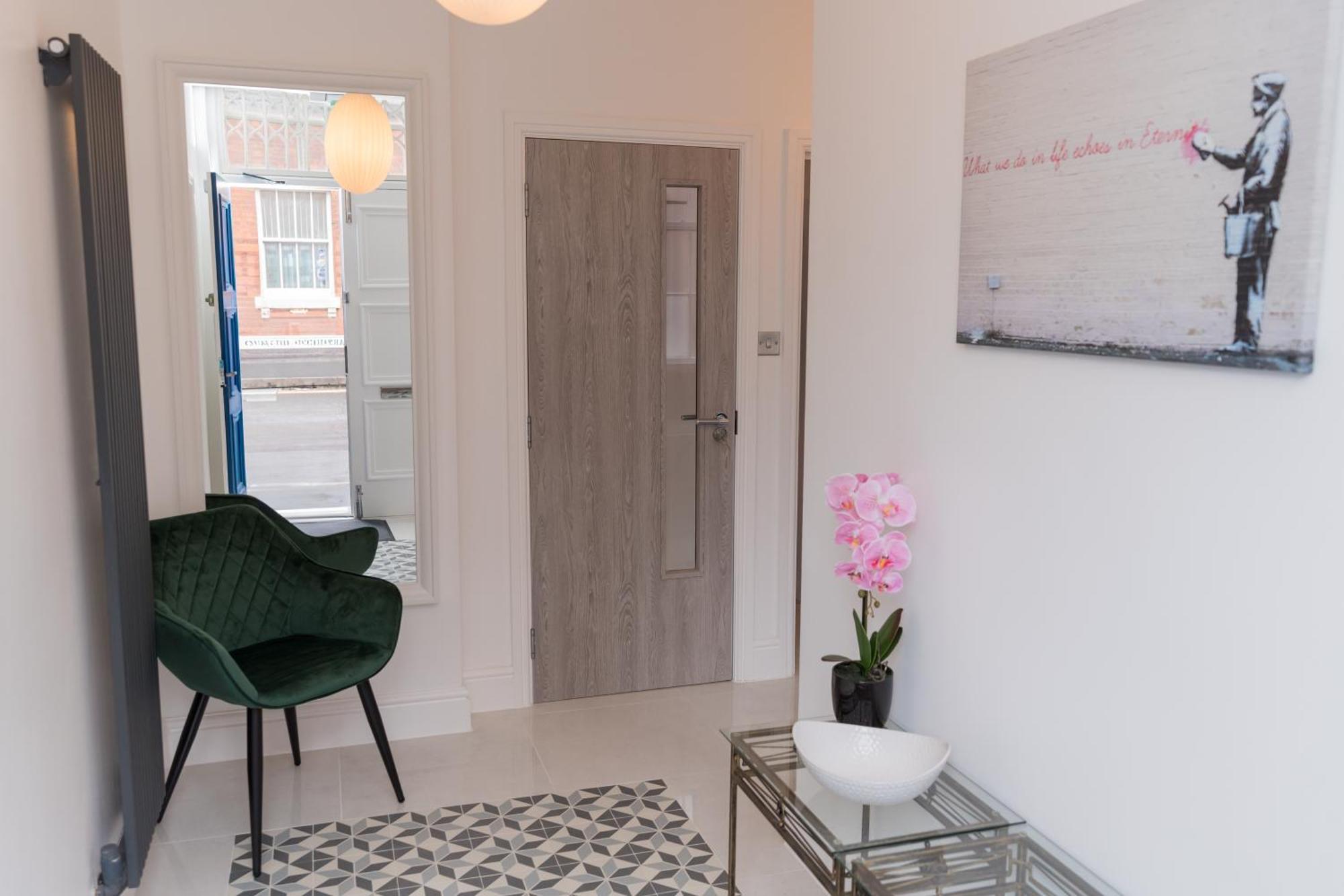 Luxurious 2 Bed Birmingham House Free Parking - Sleeps 6 아파트 외부 사진