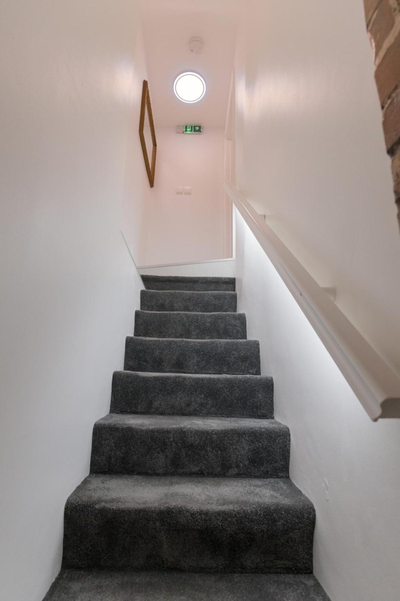 Luxurious 2 Bed Birmingham House Free Parking - Sleeps 6 아파트 외부 사진