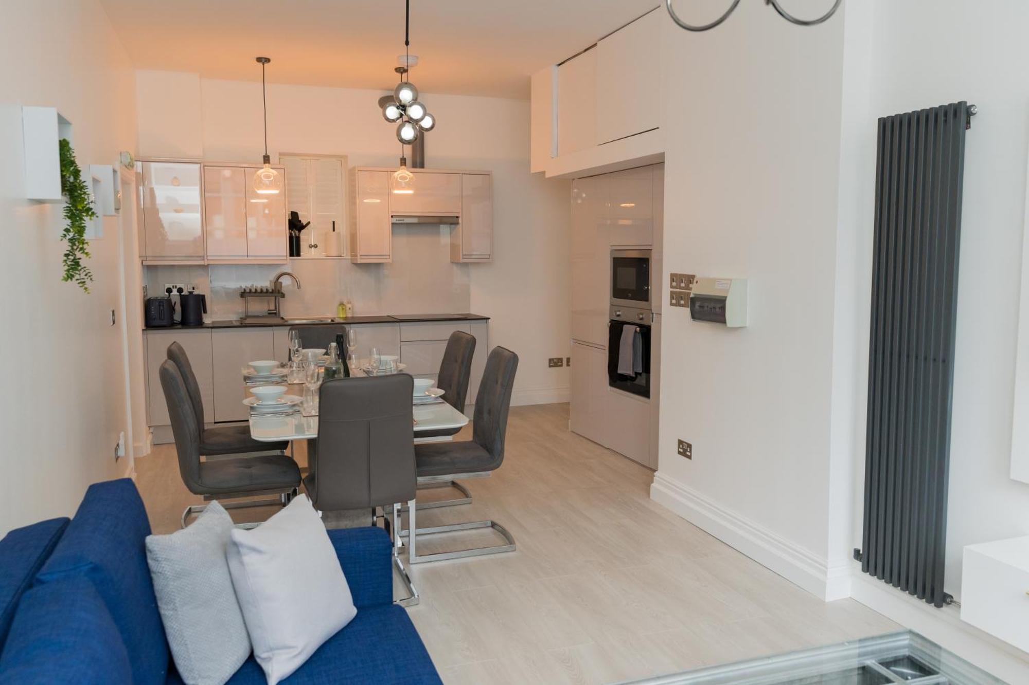 Luxurious 2 Bed Birmingham House Free Parking - Sleeps 6 아파트 외부 사진