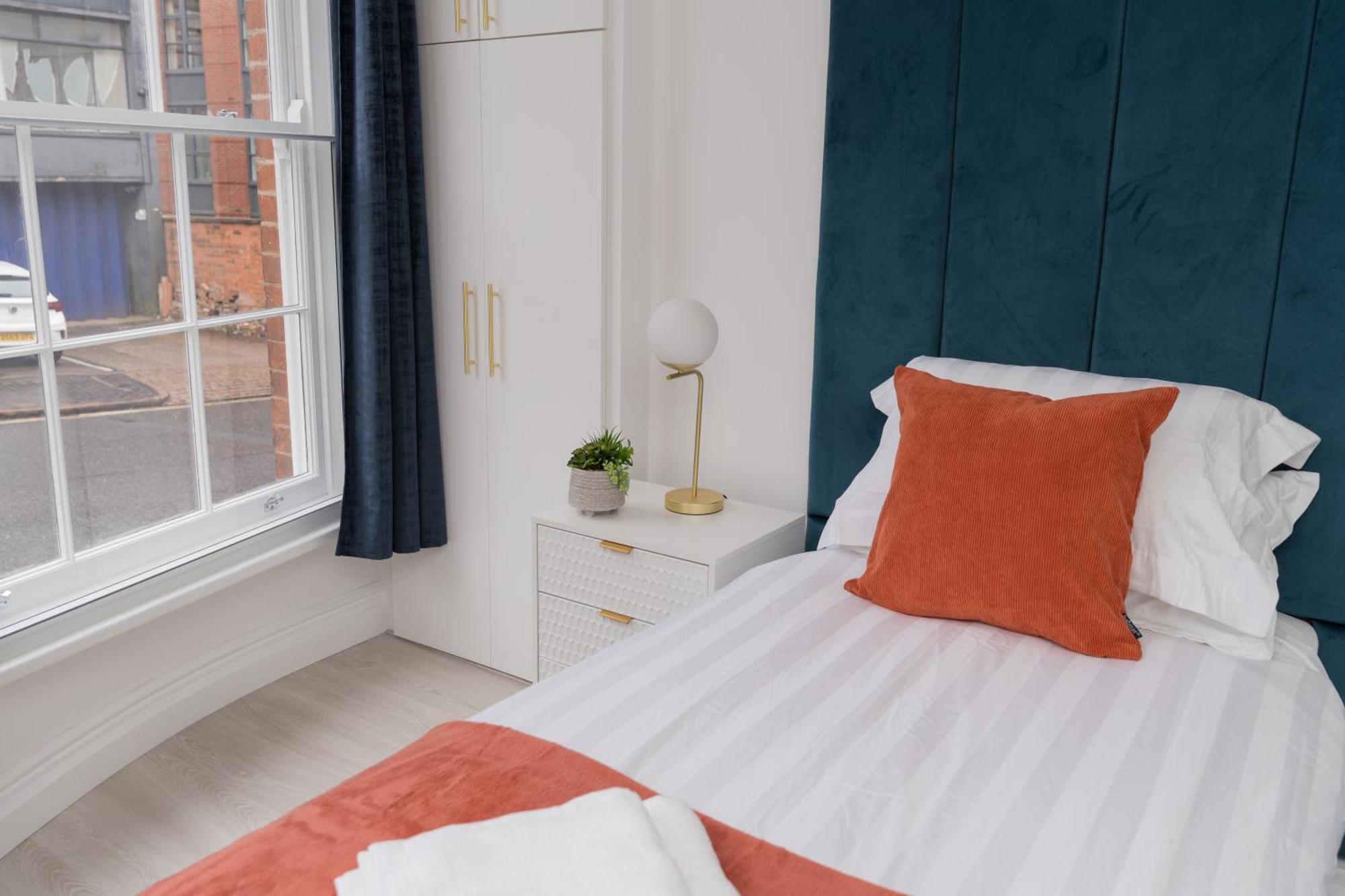 Luxurious 2 Bed Birmingham House Free Parking - Sleeps 6 아파트 외부 사진